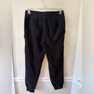 Lululemon joggers with pockets, super soft fabric